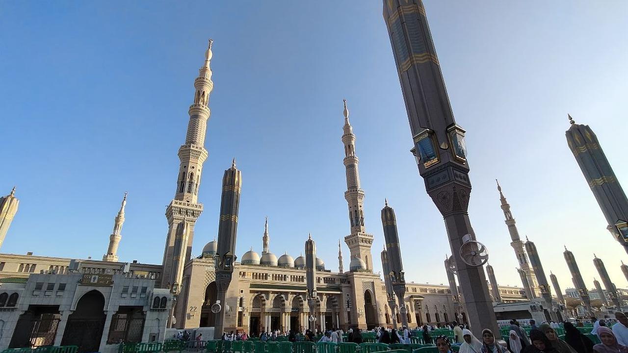 Ada dua cara untuk mendengarkan khotbah Jumat di Masjid Nabawi dan Masjidil Haram versi bahasa Indonesia.<br>