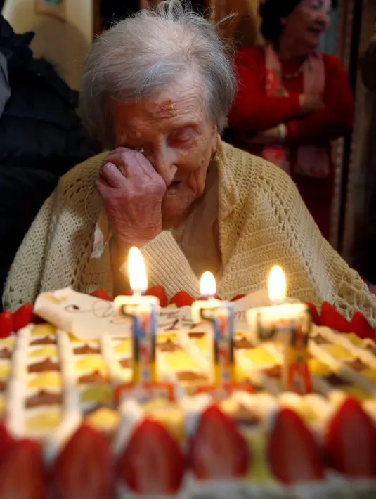 Nenek Emma Morano mengusap air mata saat terharu merayakan usianya yang sudah menginjak 117 tahun di rumahnya di Verbania, Italia, (29/11). Emma lahir pada 29 November 1899, dimana Umberto I masih memerintah Italia. (REUTERS/Alessandro Garofalo)
