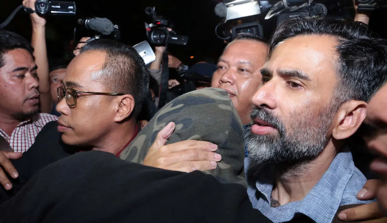 Anak pesinetron Jeremy Thomas, Axel Matthew menjalani berita acara pemeriksaan (BAP) pada Selasa malam (18/7/2017). Keluar dari  RSPI, anak sulung Jeremy itu menutupi wajahnya dengan masker dan jaket. (Deki Prayoga/Bintang.com)