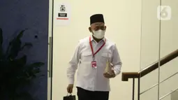 Bupati Hulu Sungai Utara (HSU) Kalimantan Selatan, Abdul Wahid usai diperiksa penyidik di Gedung Merah Putih KPK, Jakarta, Jumat (1/10/2021). Abdul Wahid diperiksa sebagai saksi terkait dugaan suap pengadaan barang dan jasa di Kabupaten Hulu Sungai Utara, Kalsel. (Liputan6.com/Helmi Fithriansyah)