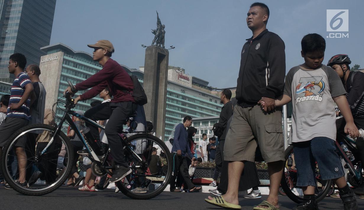 Warga beraktivitas saat Car Free Day di Jalan MH Thamrin, Jakarta, Minggu (16/6/2019). Pemprov DKI Jakarta kembali memberlakukan HBKB atau car free day di Jalan MH Thamrin dan Jalan Jenderal Sudirman pascalibur lebaran setiap hari Minggu mulai pukul 06.00 - 11.00 WIB. (Liputan6.com/Angga Yuniar)