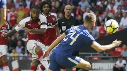 Penyerang anyar Arsenal, Alexandre Lacazette kiri sejauh ini tampil apik bersama tim barunya. Musim 2016-2017 bersama Lyon Ia tampil 45 kali dan mencetak 37 gol di semua kompetisi. (AP/Frank Augstein)