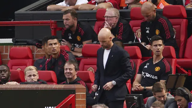 Foto: Viral Ekspresi Manyun Cristiano Ronaldo saat Duduk di Bangku Cadangan MU