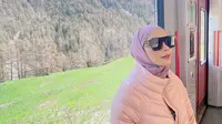 Berada di sebuah kereta, Sheza Idris mengenakan outfit super feminin. Yakni dengan mengenakan puffer jacket berwarna pink yang dipadukan dengan hijab lilac yang manis. (instagram/shezaidris)