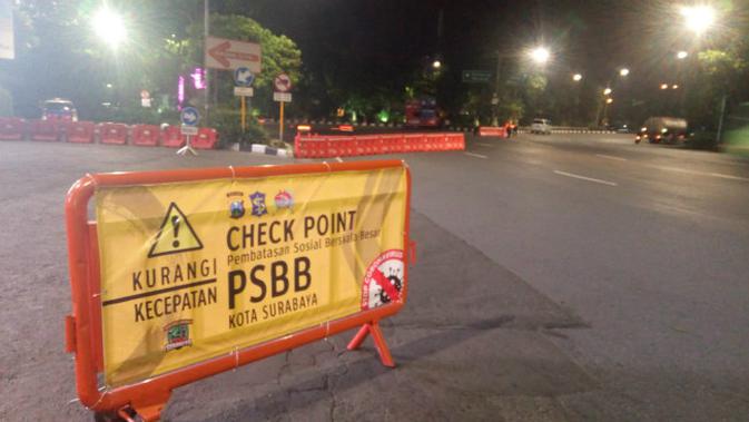 Check point PSBB di Surabaya, Jawa Timur (Foto: Liputan6.com/Dian Kurniawan)