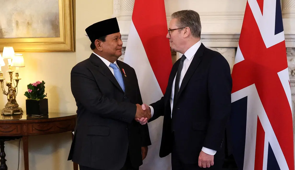 Selanjutnya, kedua pemimpin negara tersebut melanjutkan pertemuan untuk membahas sejumlah kerja sama bilateral. (Mina Kim/POOL/AFP)