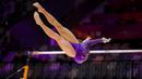 Pesenam asal Rusia, Angelina Melnikova beraksi pada nomor palang bertingkat saat final aparauts putri Kejuaraan Dunia Gimnastik 2025 di Indonesia Arena, Senayan, Jakarta, Jumat (24/10/2025). Angelina berhasil menorehkan nilai 14,466 poin. (Bola.com/Bagaskara Lazuardi)