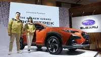 (Ki-Ka) Chief Operating Officer (COO) Subaru Indonesia Arie Christopher dan President Director Subaru Indonesia Paula Dewiyanti foto bersama pada peluncuran the all-new Subaru Crosstrek di GAIKINDO Jakarta Auto Week (GJAW) 2023 di JCC, Jakarta (10/03/2023). (Liputan6.com)