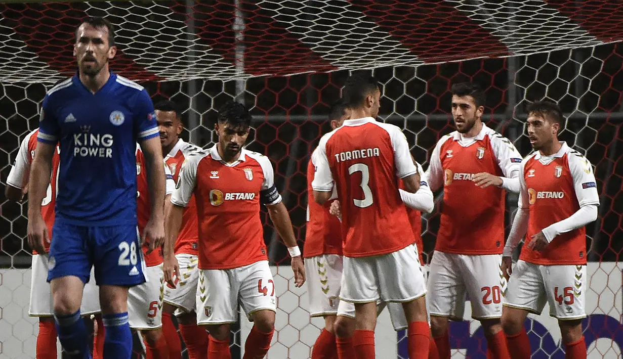 Striker SC Braga, Paulinho (kedua dari kanan), merayakan gol kedua SC Braga bersama rekan-rekannya dalam laga lanjutan Liga Europa 2020/21 Grup G di Braga Municipal Stadium, Braga, Kamis (26/11/2020) waktu setempat. SC Braga bermain imbang 3-3 dengan Leicester City. (AFP/Miguel Riopa)