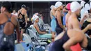 Perenang Indonesia, Adelia Chantika duduk menunggu sebelum berkompetisi dalam nomor 200 meter Gaya Bebas Putri Indonesia Open Aquatic Championships 2025 di Stadion Akuatik Gelora Bung Karno, Senayan, Jakarta, Rabu (12/11/2025). (Bola.com/Bagaskara Lazuardi)