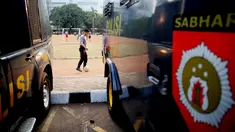 Polisi dari kesatuan Sabhara merenggangkan otot dengan bermain bola di Kawasan Polda Metro, Jakarta, Selasa (13/10/2015). Pihak Kepolisian dan TNI bersiap siaga menjelang laga Final Piala Presiden 2015. (Bola.com/Nicklas Hanoatubun).