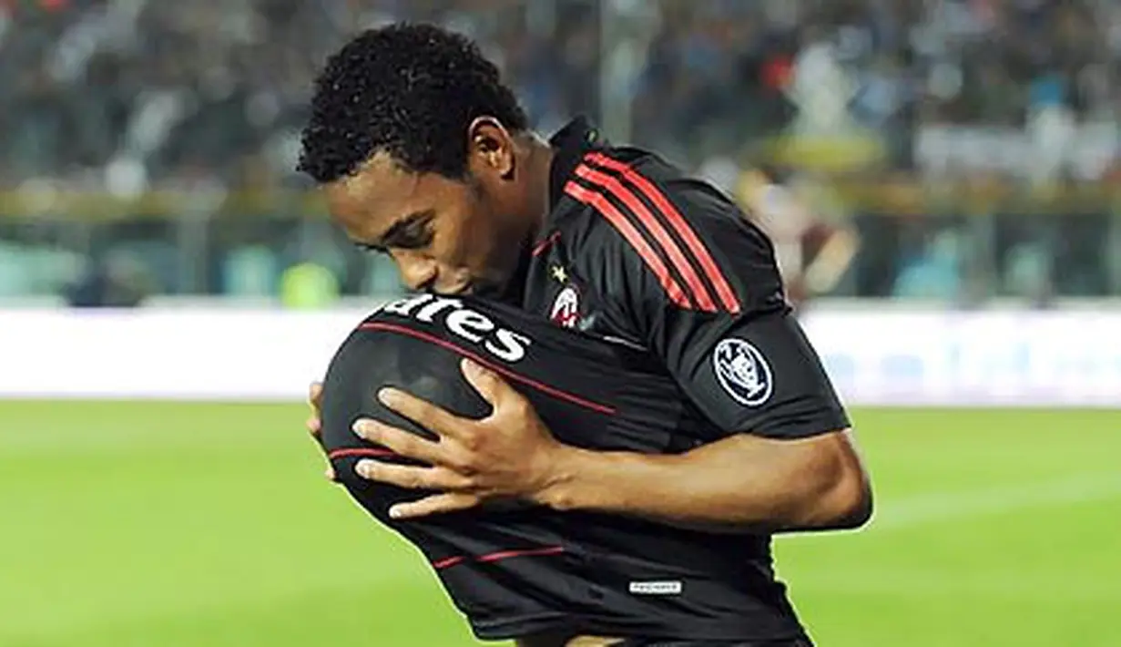 Gaya khas Robinho usai mencetak gol penentu kemenangan AC Milan atas Brescia dalam lanjutan Serie A di Stadio Mario Rigamonti, 23 April 2011. AFP PHOTO/ANDREAS SOLARO