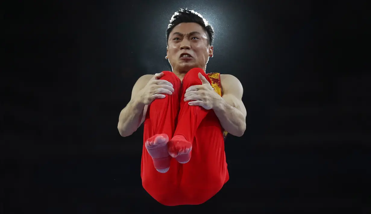 Pesenam China, Zou Jingyuan melakukan senam palang bertingkat pada Kejuaraan Dunia Senam di Stuttgart, Jerman, Rabu (9/9/2019). Ini untuk ketiga kalinya Stuttgart menjadi tuan rumah bagi ajang yang digelar mulai 4 Oktober sampai 13 Oktober mendatang. (AP/Matthias Schrader)