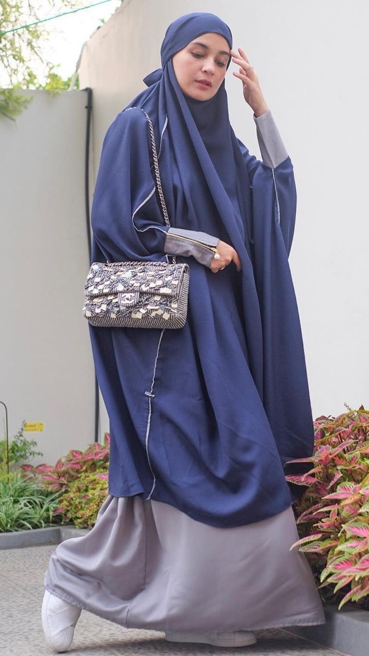 3.&nbsp;Abaya: Simbol Kebesaran dan Ketenangan