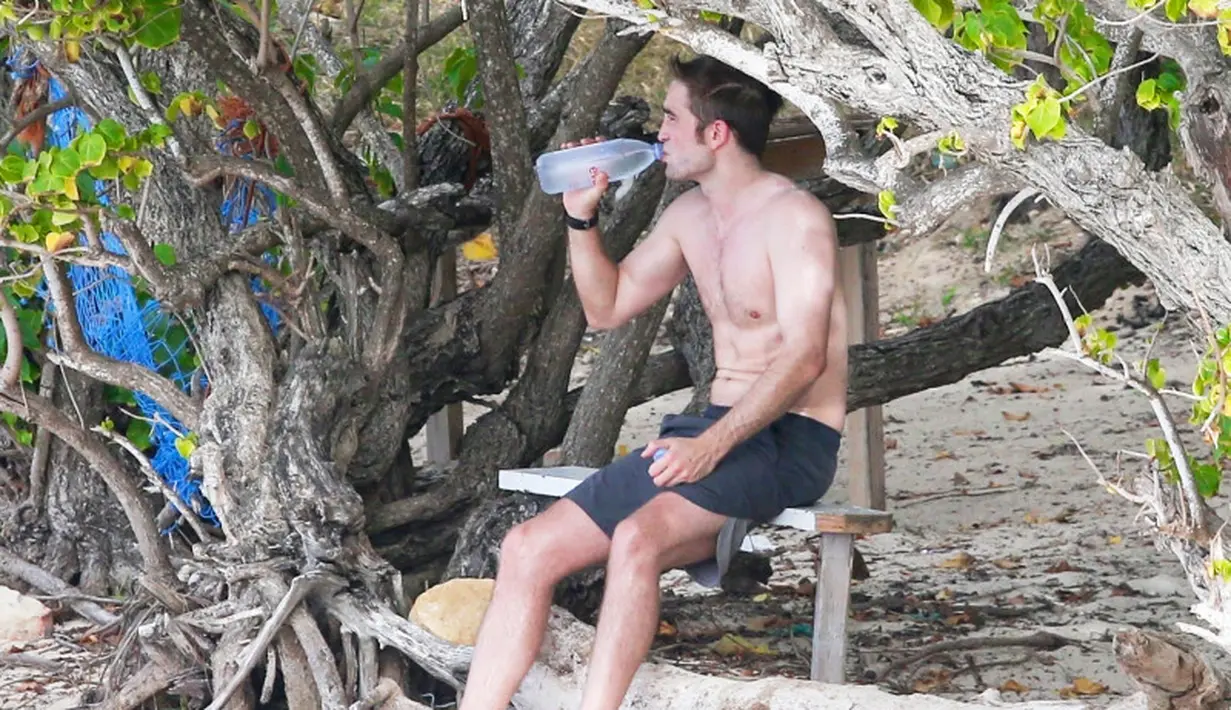 Sudah olahraga dengan keras, Robert Pattinson pun tak lupa minum air putih agar tetap terhidrasi. (Backgrid/US Magazine)