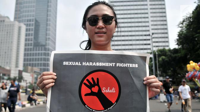 Aktivis Fakultas Ilmu Sosial dan Ilmu Politik Universitas Indonesia (FISIP UI) membawa poster saat longmarch menolak pelecehan seksual via telepon yang sedang marak terjadi di kawasan Bundaran HI, Jakarta, Minggu (14/10). (Merdeka.com/Iqbal Nugroho)