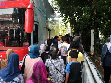 Warga saat hendak menaiki Bus City Tour di halte Masjid Istiqlal untuk berkeliling Jakarta untuk memanfaatkan libur Natal, Jakarta, Sabtu (26/12/2015). (Liputan6.com/Yoppy Renato)