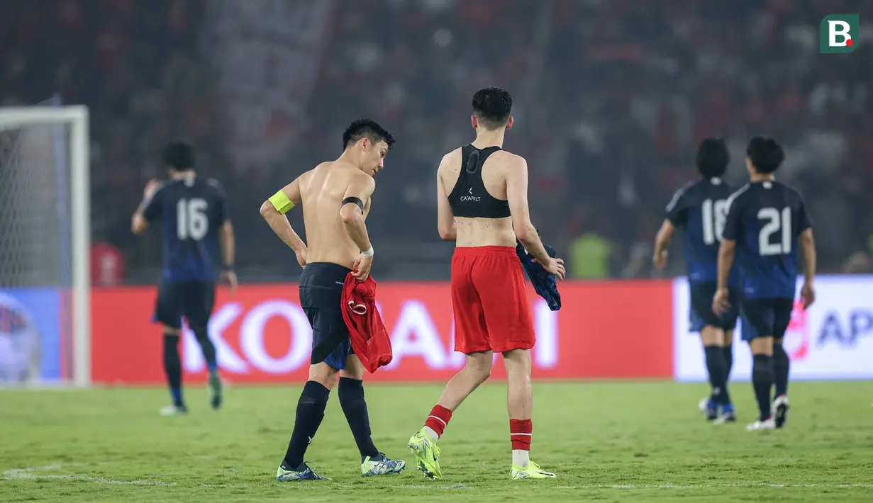 Pemain Timnas Indonesia, Justin Hubner (kanan) dan pemain Jepang, Wataru Endo berbincang setelah bertukar jersey pada akhir laga lanjutan putaran ketiga Grup C Kualifikasi Piala Dunia 2026 di Stadion Utama Gelora Bung Karno (SUGBK), Senayan, Jakarta, Jumat (15/11/2024). (Bola.com/Bagaskara Lazuardi)
