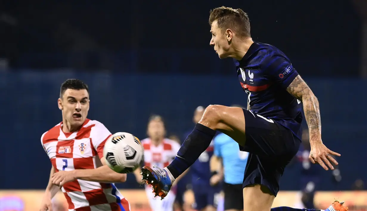 Bek Prancis, Lucas Digne, berusaha mengontrol bola saat menghadapi Kroasia pada laga lanjutan UEFA Nations League 2020/2021 di Maksimir Stadium, Kamis (15/10/2020) dini hari WIB. Prancis menang 2-1 atas Kroasia. (AFP/Franck Fife)
