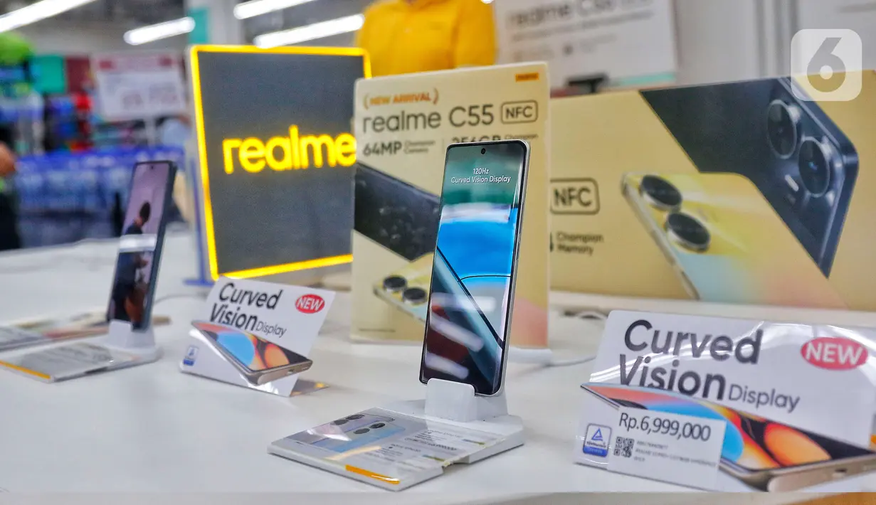 Salah satu smartphone atau ponsel pintar dipajang di salah satu pusat perbelanjaan di kawasan Tangerang, Selasa (14/3/2023). Tahun 2022 lalu tampaknya menjadi tahun yang penuh tantangan bagi sejumlah produsen smartphone dimana faktor penawaran (supply) dan permintaan (demand) yang rendah semakin memberi tekanan yang cukup signifikan terhadap sektor ini. (Liputan6.com/Angga Yuniar)
