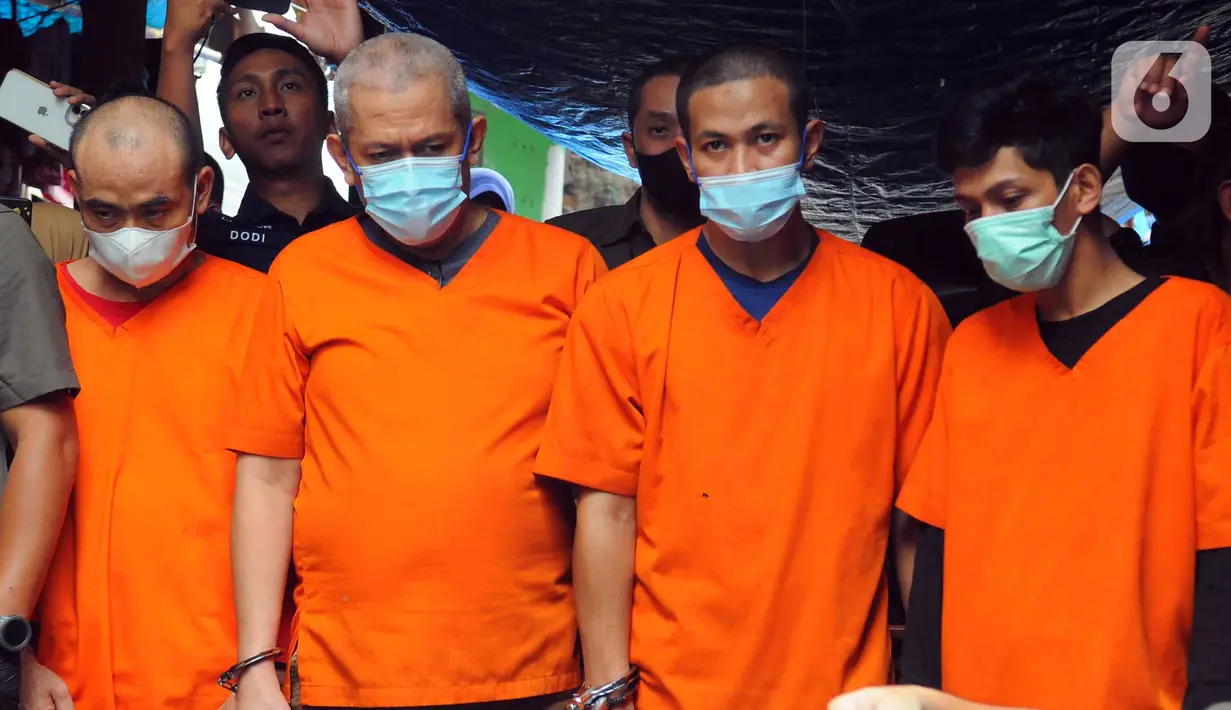 Para tersangka dihadirkan saat konferensi pers kasus rumah industri narkoba di pemukiman padat penduduk Kampung Rawa, Johar Baru, Jakarta Pusat, Selasa (7/2/2023). Polisi mengungkap laboratorium pembuatan narkotika jenis ekstasi dan menetapkan empat tersangka dalam kasus ini. (merdeka.com/Imam Buhori)