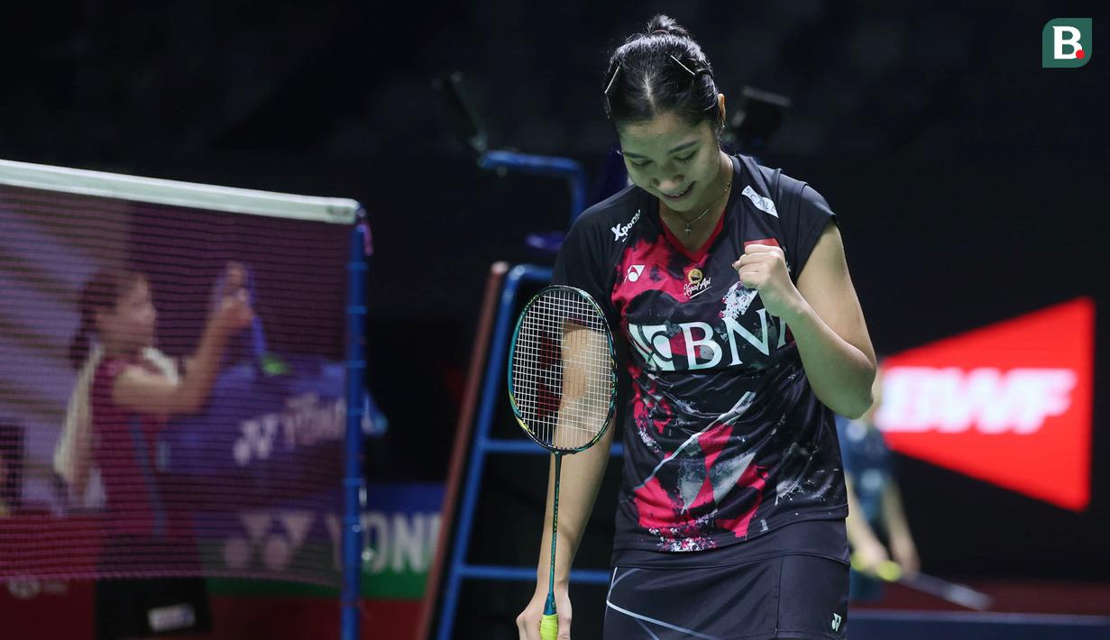 <p>Selebrasi kemenangan pebulu tangkis tunggal putri Indonesia, Ester Nurumi Tri Wardoyo setelah mengalahkan wakil Jepang, Nozomi Okuhara pada laga babak 32 besar Indonesia Open 2024 di Istora Senayan, Jakarta, Selasa (4/6/2024). Ester Nurumi Tri Wardoyo menang dua game langsung 21-17, 21-16. (Bola.com/M Iqbal Ichsan)</p>