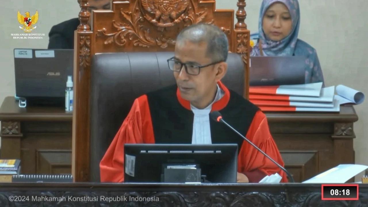 Soroti 'Ruang Gelap' Syarat Layanan Seluler, Hakim Saldi Isra Bawa Kartu Perdana ke Sidang MK