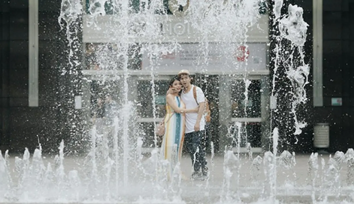"we just stood there watching the water dance for us.." tulis Glenn dalam keterangan fotonya. Ribuan likes dan ratusan komentar mewarnainya.  (Instagram/glennalinskie)