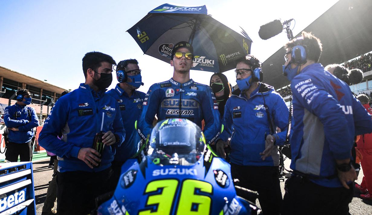 Joan Mir merupakan pembalap pertama Suzuki yang berhasil menjadi juara dunia pada era MotoGP, yaitu pada tahun 2020 lalu. Padahal, kala itu, Mir baru memasuki musim keduanya di pabrikan asal Jepang tersebut. Ia sukses meraih trofi usai mencatat sekali meraih kemenangan dan tujuh kali naik podium. (AFP/Patricia De Melo Moreira)