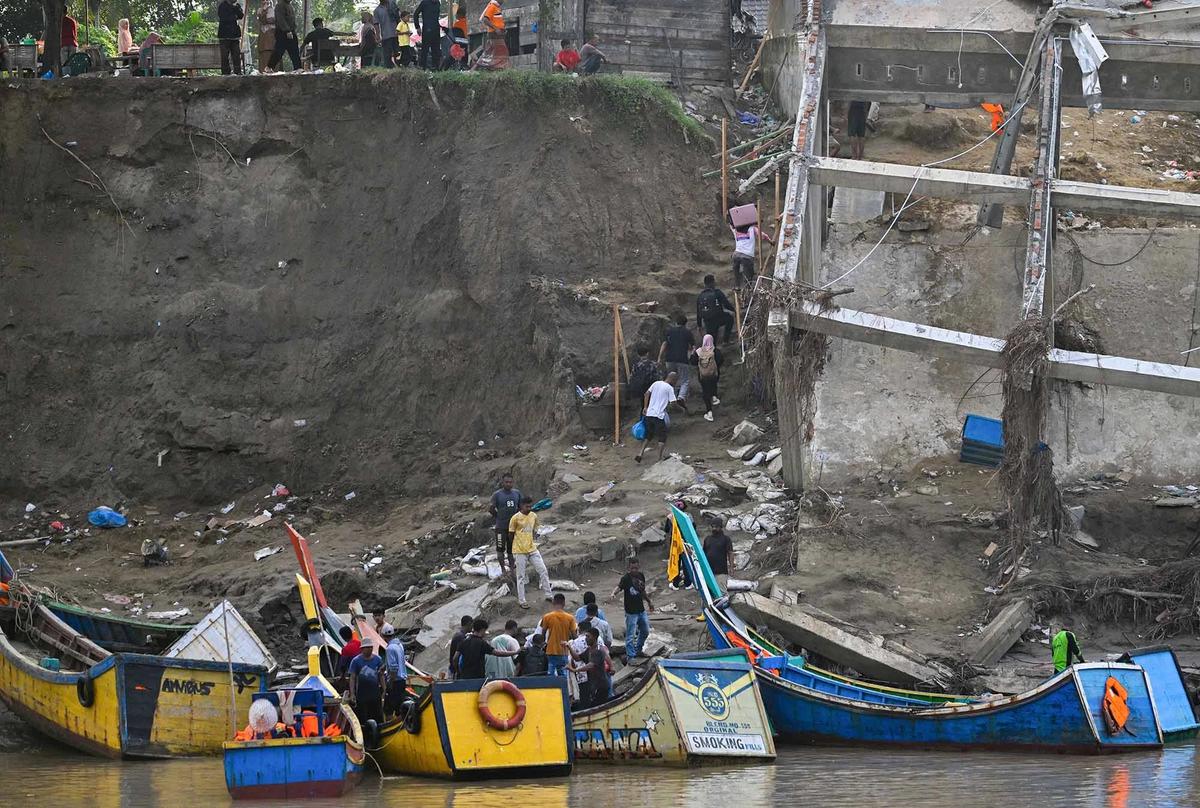 FOTO: Akses Terputus, Warga Kuta Blang Andalkan Penyeberangan Perahu Nelayan