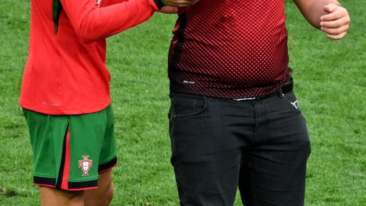 Aksi suporter yang menyusup lapangan saat berfoto selfie dengan pemain Portugal Cristiano Ronaldo selama pertandingan. Foto: Reuters