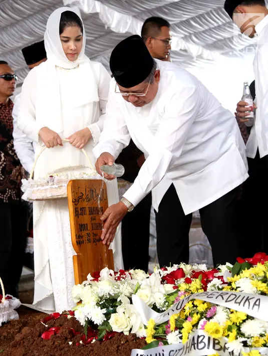 Presiden ke-6 Susilo Bambang Yudhoyono (SBY) menyiram air ke makam ibundanya, Siti Habibah, di Taman Pemakaman Umum (TPU)  Tanah Kusir, Jakarta, Sabtu (31/8/2019). Ibunda SBY, almarhumah Siti Habibah meninggal pada Jumat (30/8/2019) pukul 19.21 WIB. (merdeka.com/magang/Ahmad Sujana)