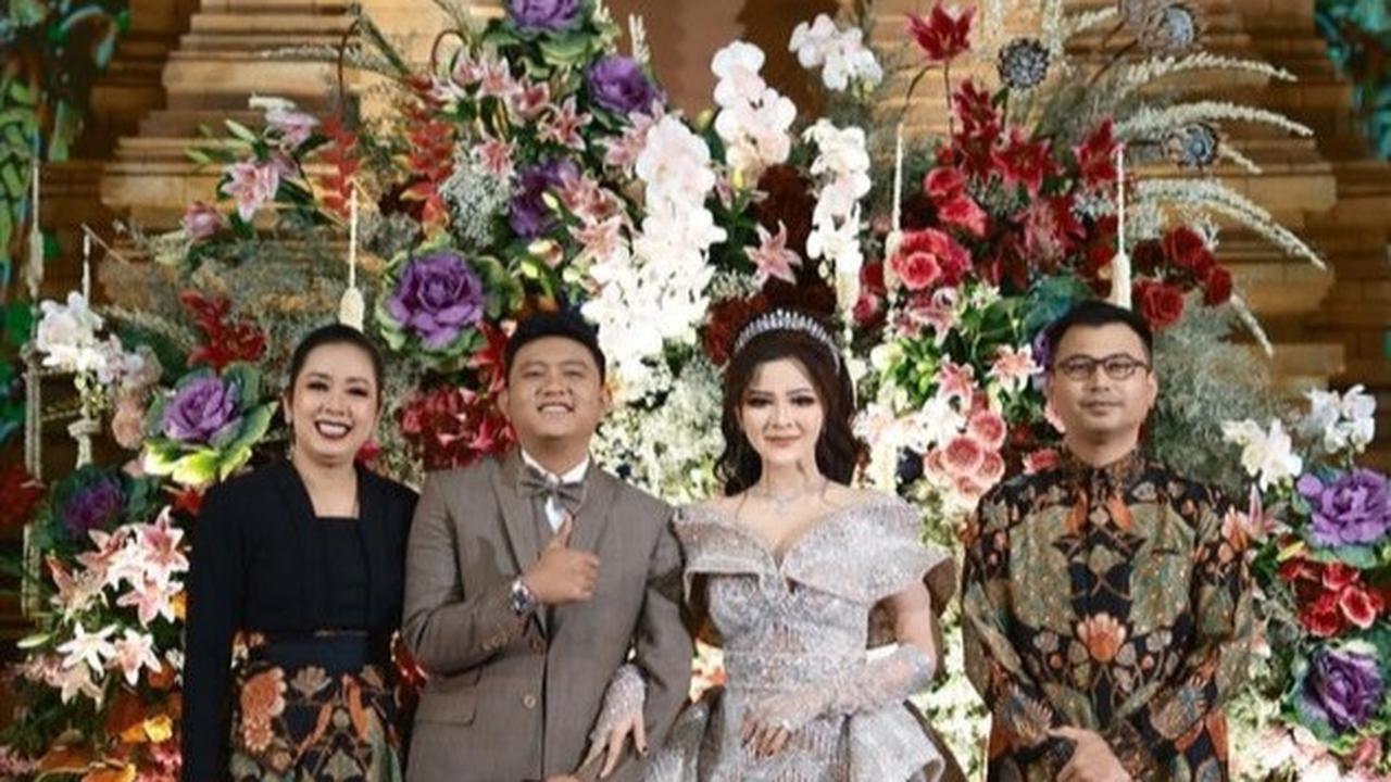 Shoimah terlihat menghadiri acara Denny Caknan dan Bella Bonita. Ia ditemani sang suami hadir di acara ngunduh mantu. Shoimah turut berbahagia atas pernikahan Bella dan Denny Caknan.