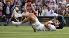 Petenis Spanyol berusia 20 tahun, Carlos Alcaraz berhasil menjuarai nomor tunggal putra turnamen tenis Grand Slam Wimbledon 2023 setelah menumbangkan juara bertahan dan peraih 7 gelar Wimbledon, Novak Djokovic dengan skor 3-2 (1-6, 7-6 (6), 6-1, 3-6 dan 6-4) dalam laga final yang digelar di center court All England Lawn and Tennis Club, London, Minggu (16/7/2023) malam WIB. Gelar yang diraih Carlos Alcaraz sekaligus memutus dominasi juara empat petenis yang merajai Wimbledon sejak 2003 alias 20 tahun terakhir, yaitu Roger Federer (8 gelar), Novak Djokovic (7 gelar), Rafael Nadal dan Andy Murray masing-masing dua gelar. (AP Photo/Kirsty Wigglesworth)