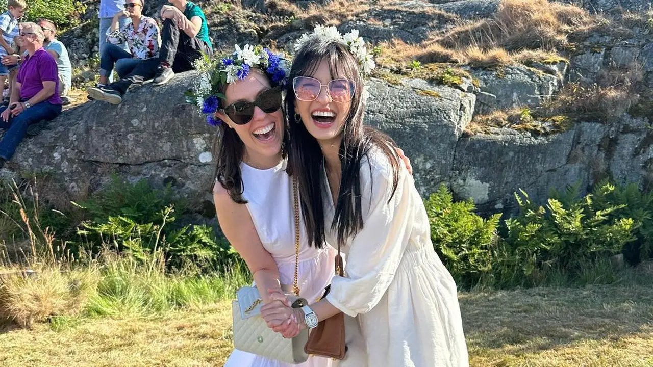 6 Gaya Raline Shah Rayakan Festival Midsommar di Swedia, Tampil Cantik Pakai Dress dan Mahkota Bunga