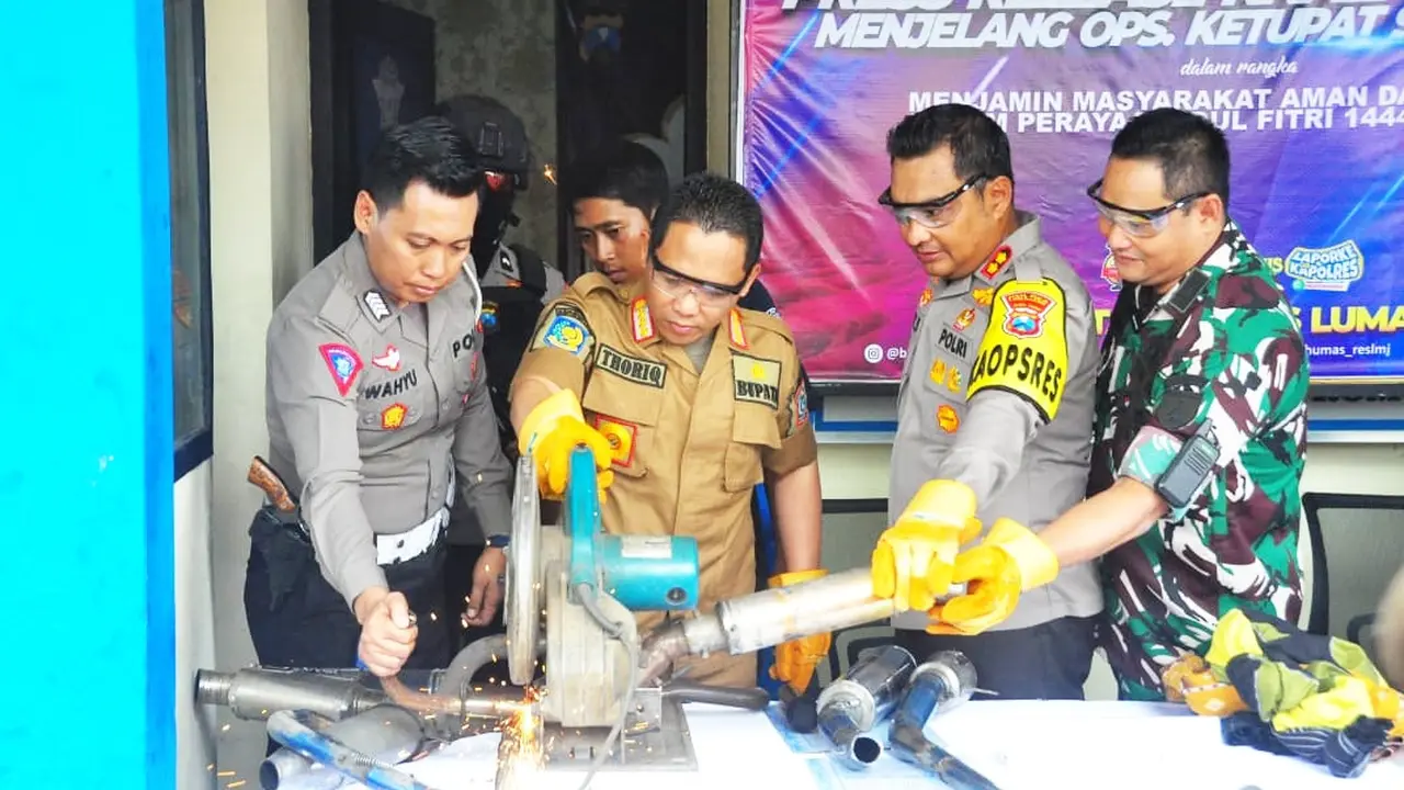Bupati Lumajang Thoriqul Haq bersama forkopimda Lumajang musnahkan ratusan kenalpot brong hasil razia (Istimewa)