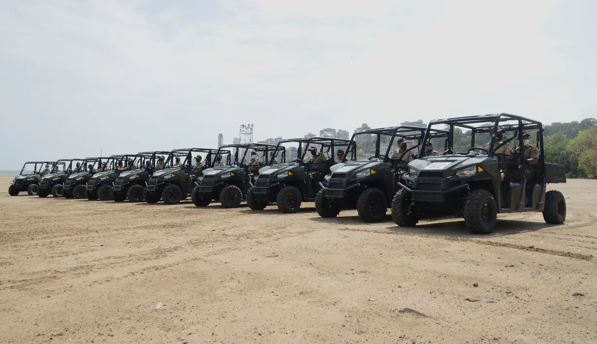 Personel polisi duduk di kendaraan segala medan (ATV) yang digunakan untuk berpatroli di pantai selama peluncurannya di Mumbai, India, Senin (7/6/2021). ATV tersebut akan digunakan untuk berpatroli di pantai-pantai di Mumbai. (Sujit Jaiswal / AFP)