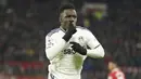 Pemain Leeds United, Wilfried Gnonto, melakukan selebrasi setelah mencetak gol ke gawang Manchester United pada laga Liga Inggris di Stadion Old Trafford, Rabu (8/2/2023). (AP Photo/Dave Thompson)