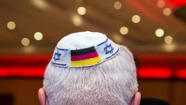 Kipah adalah tutup kepala tradisional Yahudi. Kipah pada gambar berhiaskan logo Bintang David dan Bendera Jerman.