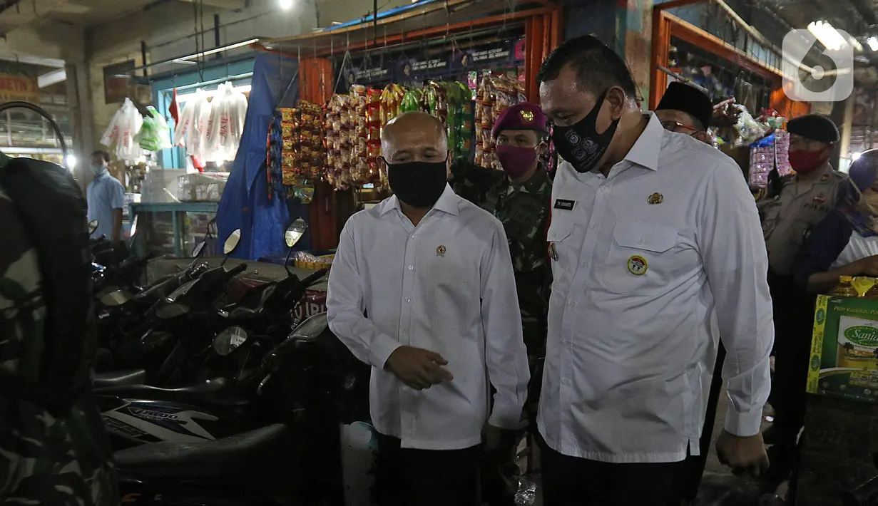 Menteri Koperasi dan UKM Teten Masduki (kiri) berbincang dengan Wakil Wali Kota Bekasi Tri Adhianto usai mengunjungi Pasar Kranggan, Bekasi, Jawa Barat, Jumat (19/6/2020). Teten meninjau restrukturisasi pinjaman/pembiayaan LPDB-KUMKM kepada Koperasi Pasar Kranggan. (Liputan6.com/Herman Zakharia)