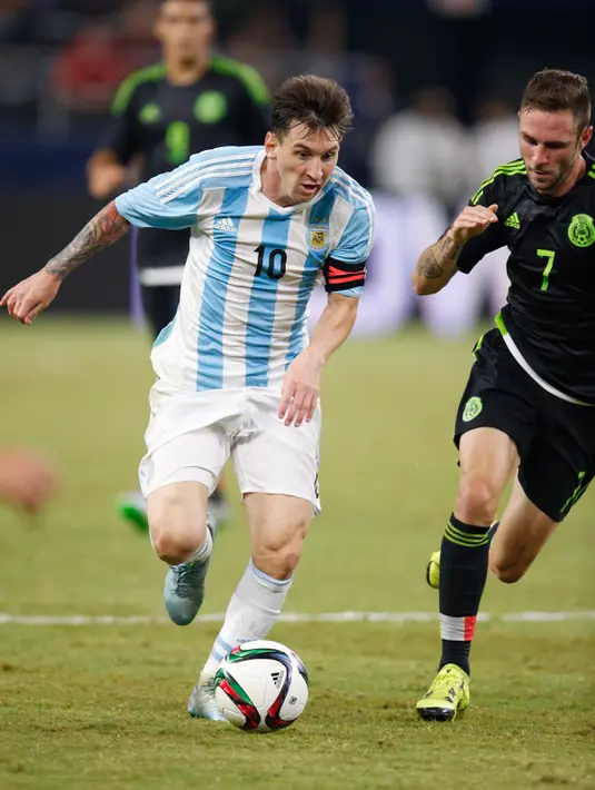 Aksi Lionel Messi saat laga uji coba melawan Meksiko, AT&T Stadium, Texas, AS, Rabu (9/9/2015). Messi berhasil menyelamatkan Argentina dari kekalahan berkat golnya di menit 89. Kedudukan berakhir imbang 2-2. (Reuters/Matthew Emmons)