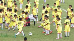 Rocky Putiray terjatuh usai dikerubutin ratusan anak-anak SSB kota Padang pada ajang Irman Gusman Cup 2016, di Stadion Haji Agus Salim, Minggu (13/3/2016). (Bola.com/Nicklas Hanoatubun).