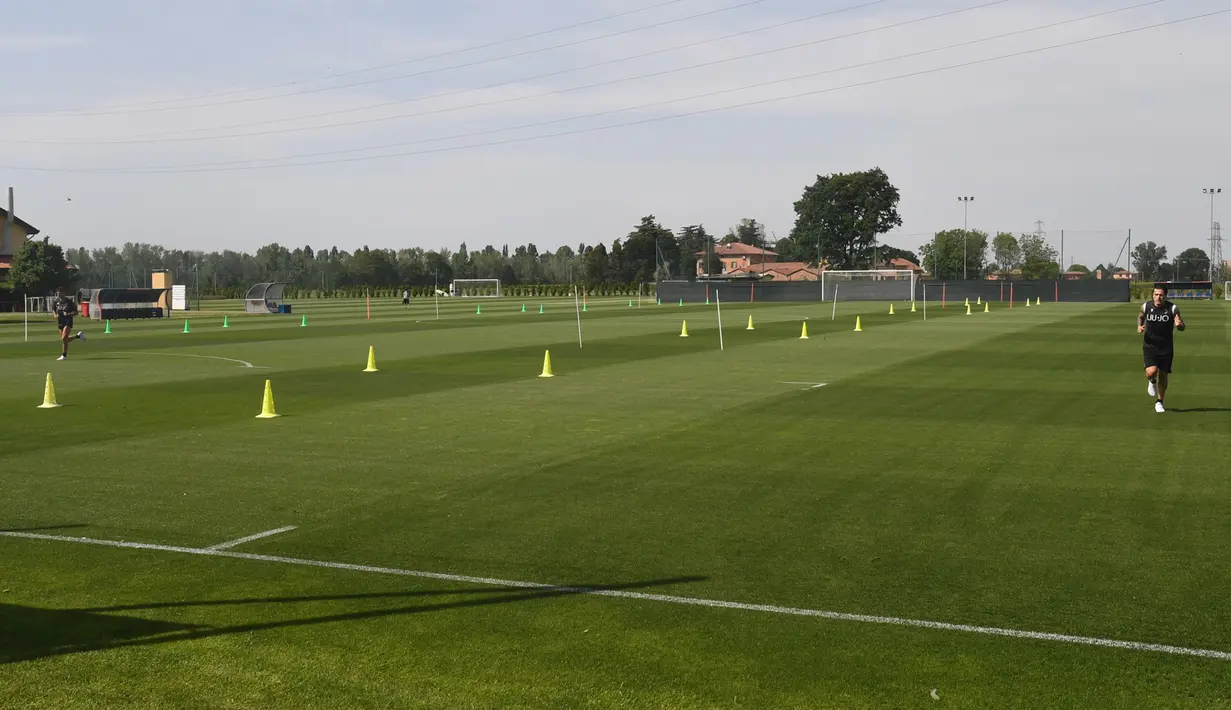 Para pemain Bologna mengikuti sesi latihan di Bologna, Italia (5/5/2020). Menurut rencana, mulai 4 Mei, klub-klub sepak bola Serie A dapat menjadwalkan pemain mereka untuk mengikuti latihan individu atau secara berkelompok. (Xinhua/Gianni Schicchi)
