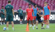 Pelatih kepala Timnas Indonesia, John Herdman memberikan instruksi kepada para pemain saat latihan resmi menjelang laga FIFA Matchday melawan Oman di Stadion Utama Gelora Bung Karno (SUGBK), Senayan, Jakarta, Kamis (04/06/2026) WIB. (Bola.com/Bagaskara Lazuardi)