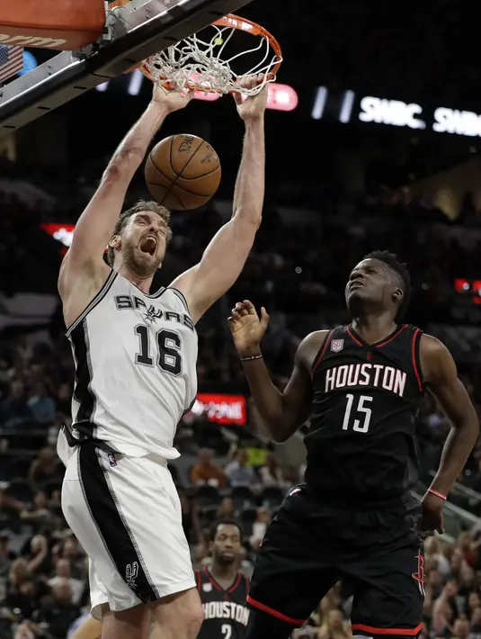 Pebasket San Antonio Spurs, Pau Gasol, memasukan bola saat melawan Houston Rockets pada laga semifinal wilayah barat NBA di AT&T Center, San Antonio, Rabu (3/5/2017). Spurs menang 121-96 atas Rockets. (AP/Eric Gay)