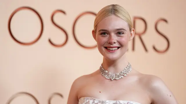 Ella Fanning Tampil Bak Putri dengan Berlian Vintage Cartier di Oscar 2026