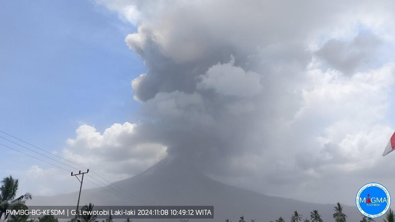 Gunung Lewotobi Laki-Laki meletus dahsyat