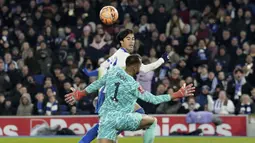 Pemain Brighton, Kaoru Mitoma mencetak gol ke gawang Chelsea dalam laga putaran keempat Piala FA 2024/2025 di Amex stadium, Brighton, Inggris, Minggu (09/02/2025) dini hari WIB. (AP Photo/PA/Gareth Fuller)