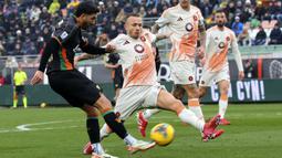 Pemain Venezia, Mikael Egill Ellertsson (kiri) berusaha melepaskan tembakan ke gawang AS Roma dalam laga lanjutan Liga Italia 2024/2025 di Pier Luigi Penzo Stadium, Venice, Italia, Minggu (10/02/2025). (AP Photo/LaPresse/Paola Garbuio)