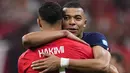 Penyerang Prancis Kylian Mbappe memeluk bek Maroko Achraf Hakimi pada akhir babak semifinal Piala Dunia 2022 di Al Bayt Stadium, Kamis (15/12/2022) dini hari WIB.  Maroko harus mengakui keunggulan dari Prancis di babak semifinal Piala Dunia Qatar 2022. (AP Photo/Manu Fernandez)